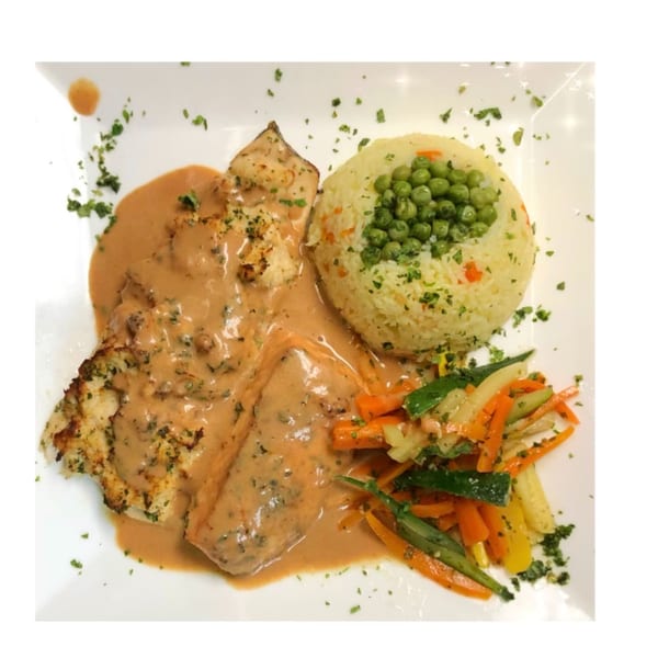 Happy Days Finer Diner's chicken with creamy sauce, rice and peas, and mixed vegetables.